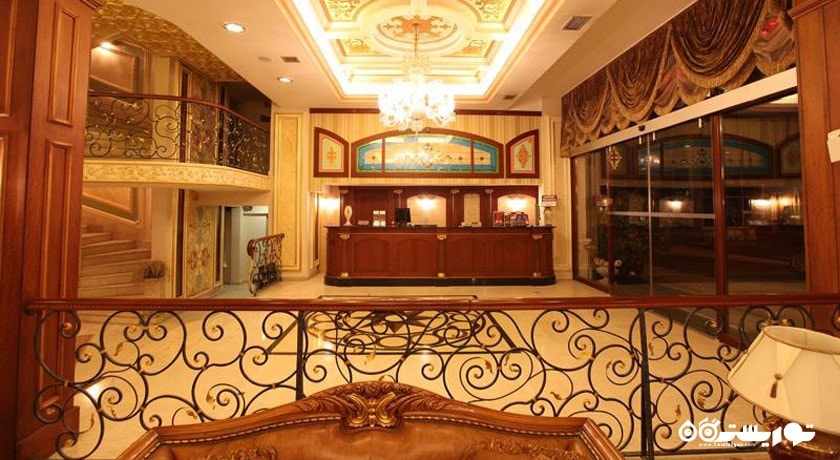 نمای کلی از میز پذیرش هتل